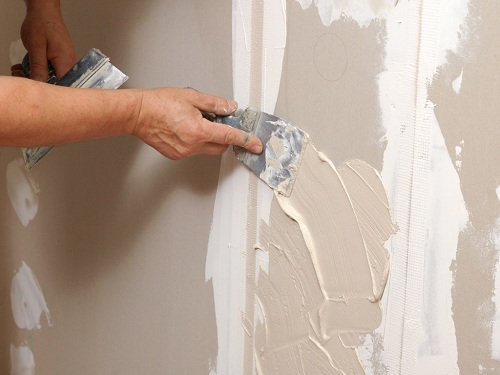 Postopek priprave suhih zidov za barvanje
